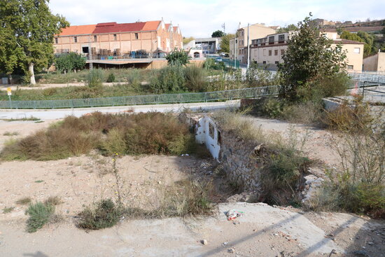 Vista general de les runes d'un restaurant i un celler de l'Espluga de Francolí, destruïts per la riuada, ara fa dos anys enrere. Imatge del 21 octubre del 2021. (Horitzontal)