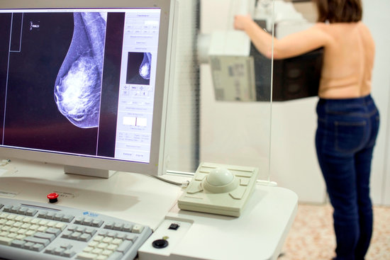 Una dona es fa una mamografia per detectar si té càncer de mama. Foto: Cedida Institut d'Assistència Sanitària.
