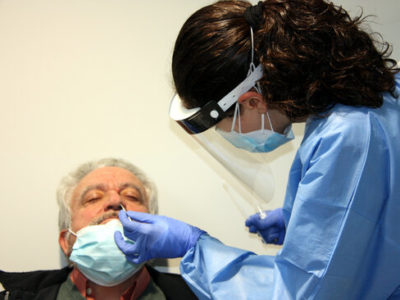 Una sanitària realitzant una PCR a un pacient. Foto: ACN.