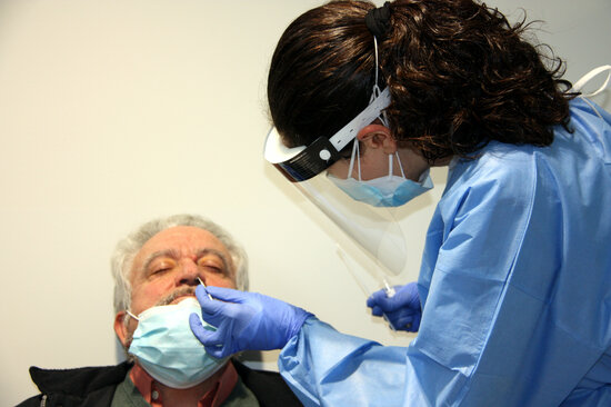 Una sanitària realitzant una PCR a un pacient. Foto: ACN.