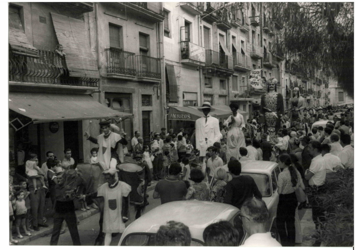 Es busca material antic de Santa Tecla. Foto: Vallvé, Centre d'Imatges de Tarragona. Arxiu Ajuntament de Tarragona.