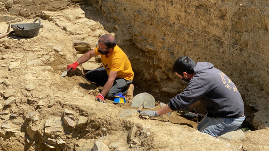 Dos homes en una excavació romana