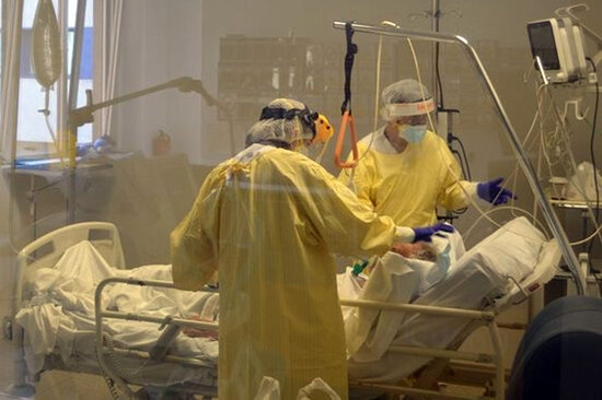 Personal de l'hospital atenent un pacient covid. Foto: ACN.