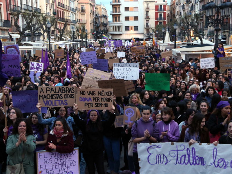 Manfestants en la protesta unitària del moviment feminista del 8-M a la plaça de la Font. Foto: ACN.