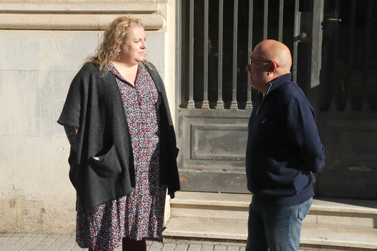La portaveu del PSC de Tarragona, Sandra Ramos, i el conseller socialista Francesc Roca, a la porta de l'edifici del Banc d'Espanya. Foto: ACN.