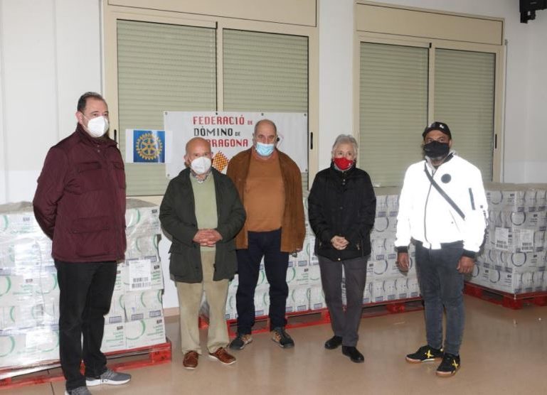 Entrega de la llet a Càritas de l'Associació de Dòmino