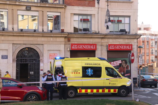 Els equips d'emergències a l'entrada de l'empresa Securitas de Tarragona, on un home ha disparat diversos trets el 14 de desembre.