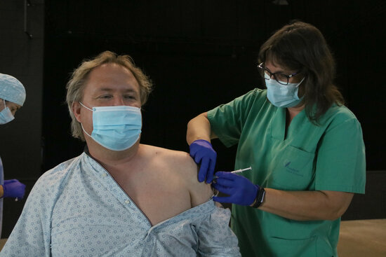 Un home rebent la vacuna. Foto: ACN.