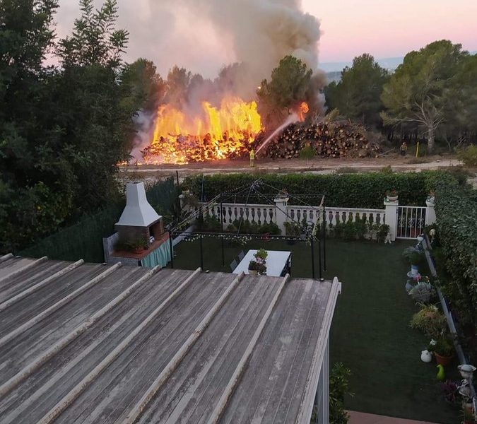 Les flames han cremat una pila d'arbres talats al nucli de Santa Isabel. Foto: Associació de Veïns de Sant Salvador.