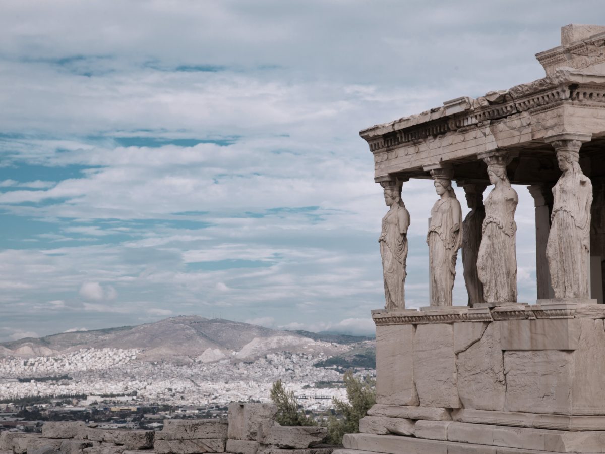 Monument amb columnes de dones griegues