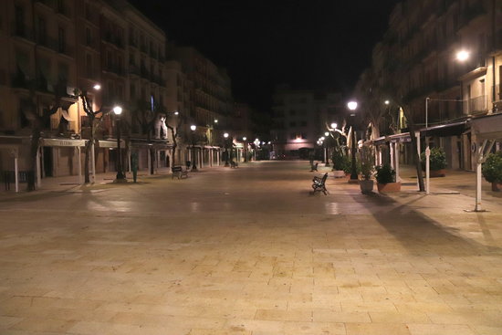 Pla general de la plaça de la Font, buida poc després de les deu de la nit en toc de queda anterior.
