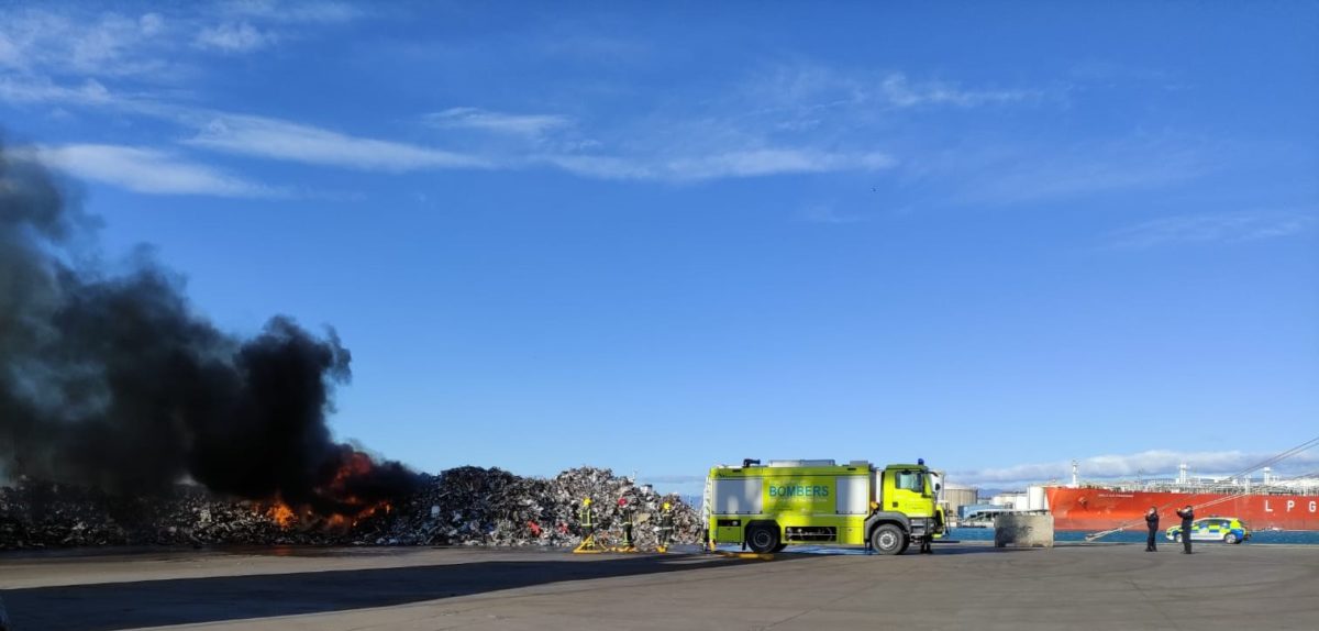 Els efectius d'emergències treballant per apagar l'incendi, que crema ferralla. Foto: Port Tarragona.