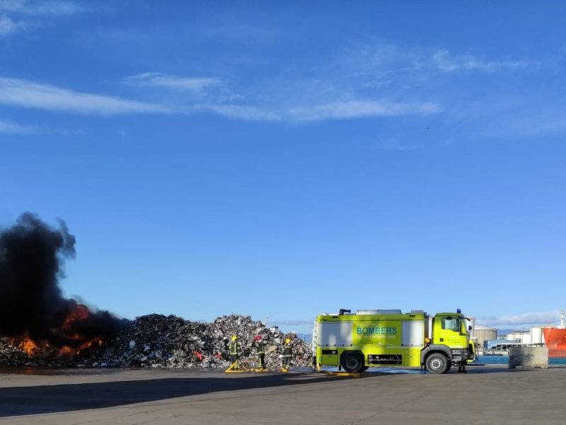 Els efectius d'emergències treballant per apagar l'incendi, que crema ferralla. Foto: Port Tarragona.
