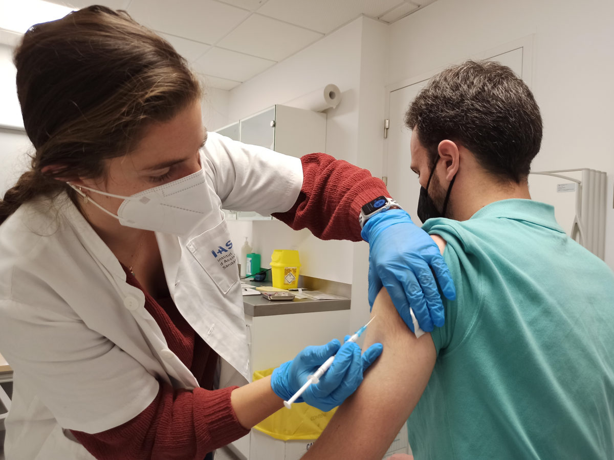 El TSJC considera com a accident de treball els efectes adversos d’una vacuna contra la covid administrada a una docent