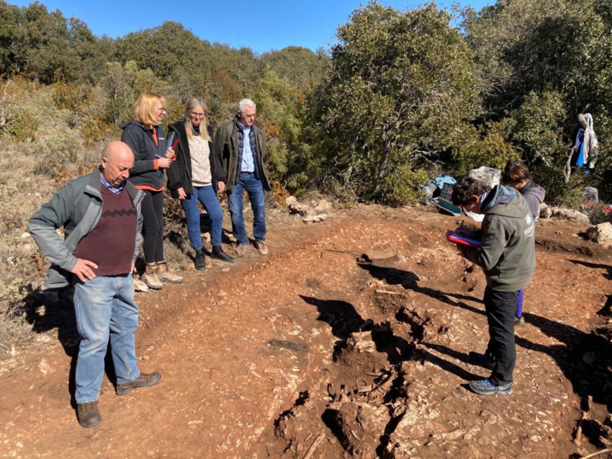 Aquesta setmana el director general de Memòria Democràtica, Antoni Font, i l'alcaldessa de Prades, Lídia Bargas, van visitar la intervenció arqueològica.