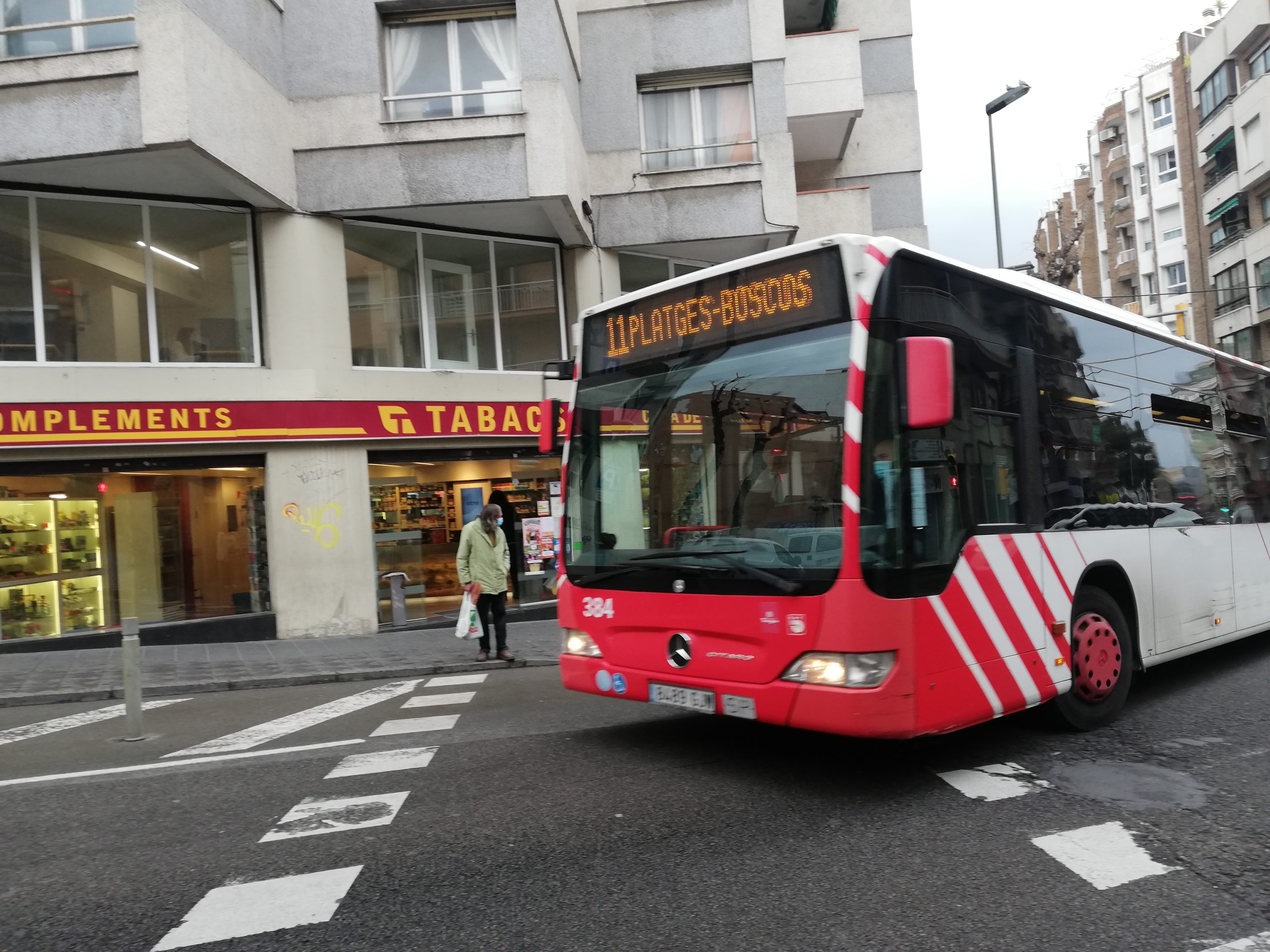 Un bus de l'EMT pels carrers de Tarragona.