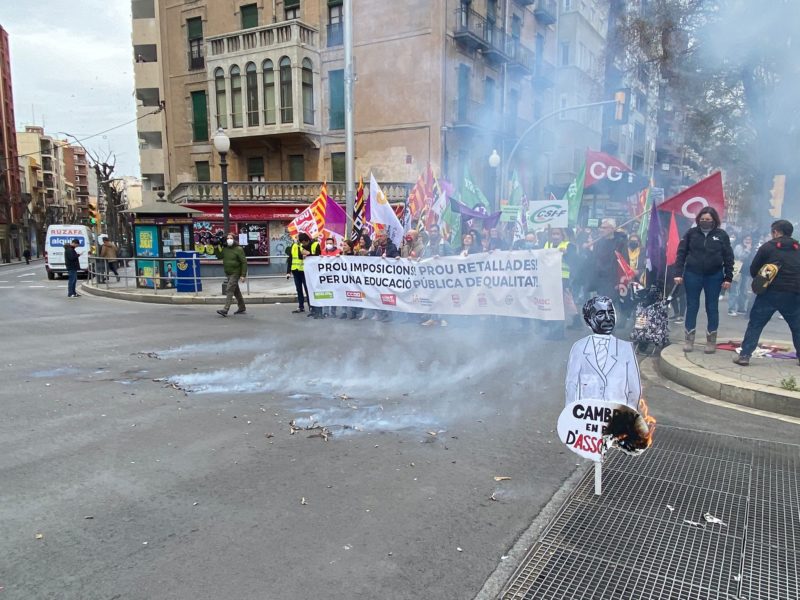 Manifestació contra el conseller d'Educació, JosepGonzález-Cambray