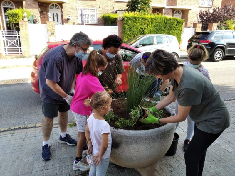 Plantada col·laborativa duta a terme en un barri de Tarragona.