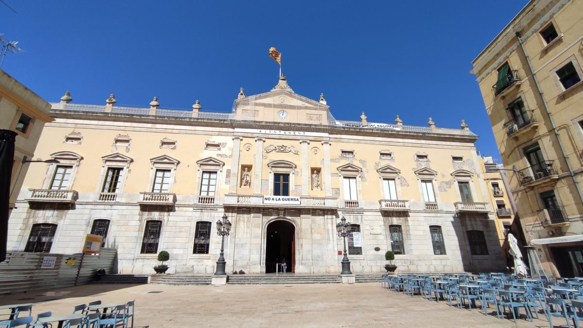 Façana Ajuntament de Tarragona abril 2022 cartell amb no a la guerra