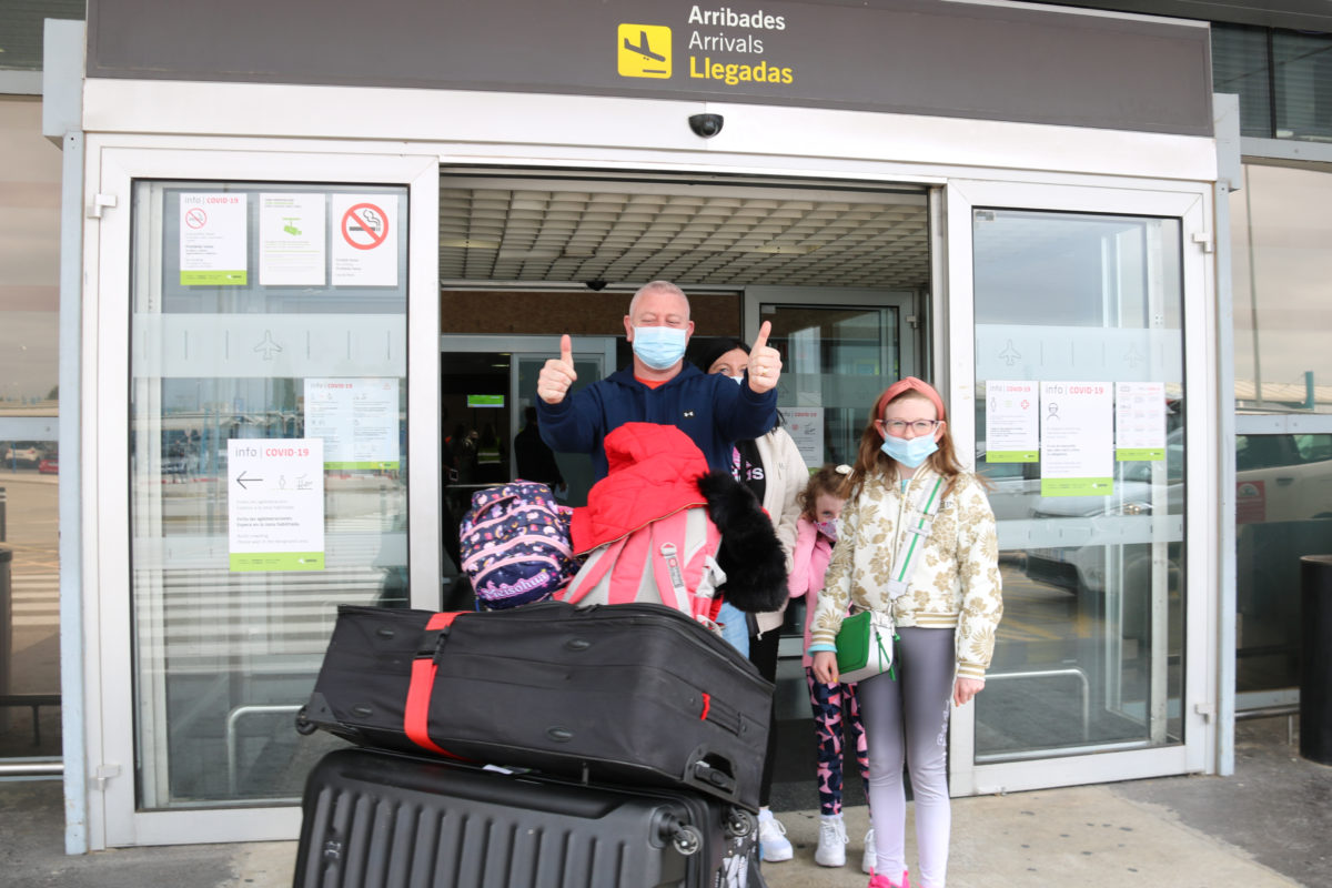 Una família sortint de la terminal de sortides de l'Aeroport de Reus, d'un vol procedent de Dublín. Foto: ACN.