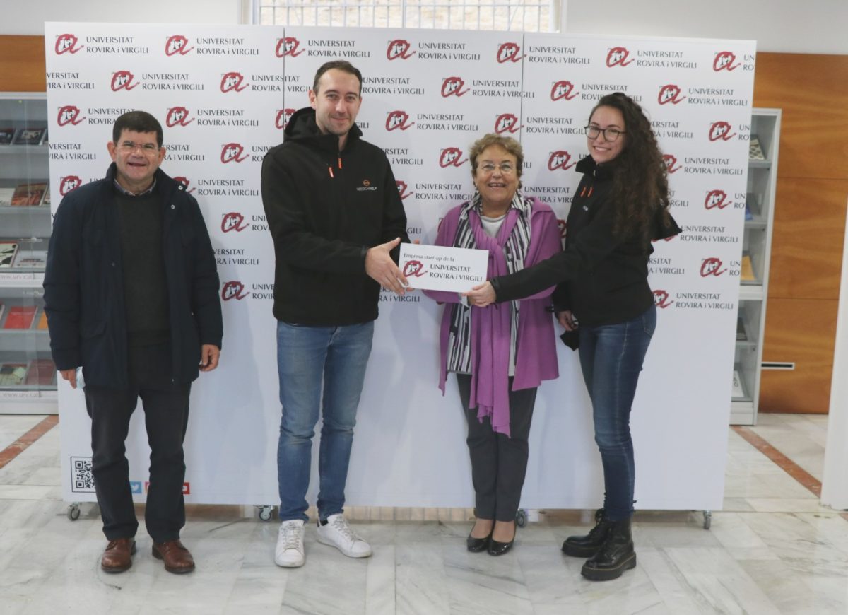 La rectora de la URV lliura el reconeixement a l’empresa derivada.