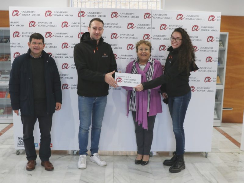 La rectora de la URV lliura el reconeixement a l’empresa derivada.