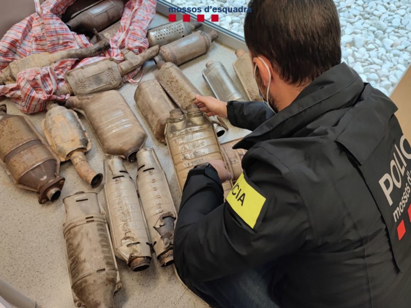 Els Mossos amb els catalitzadors incautats