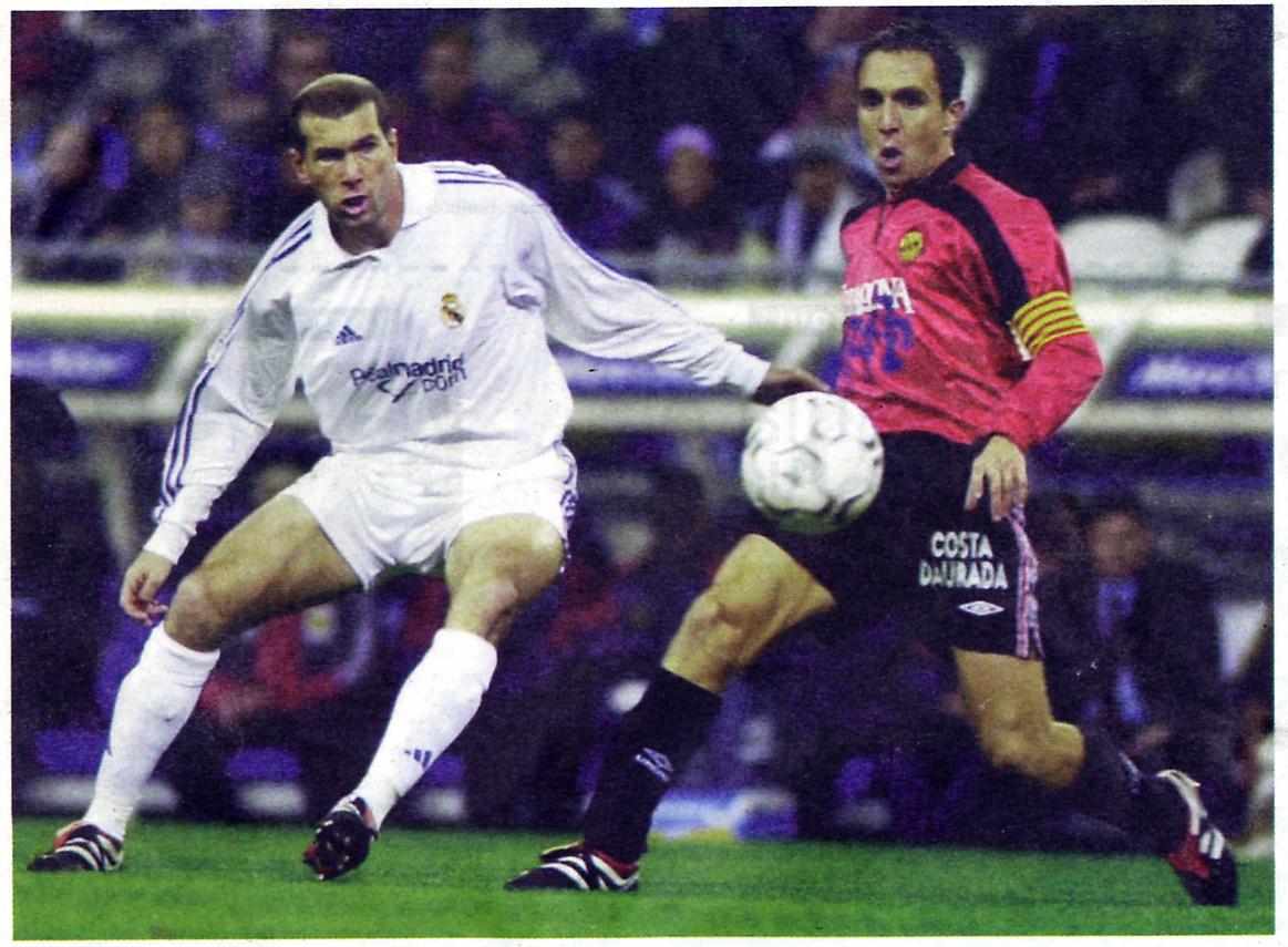 Zinedine Zidane i Jordi Masnou en el partit al Bernabéu