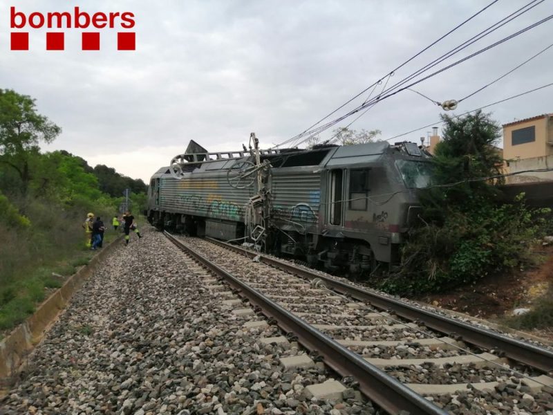 locomotora descarrilada