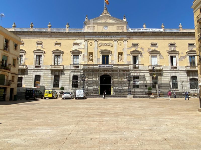 Inicien les obres de restauració de la balustrada del Palau Municipal.