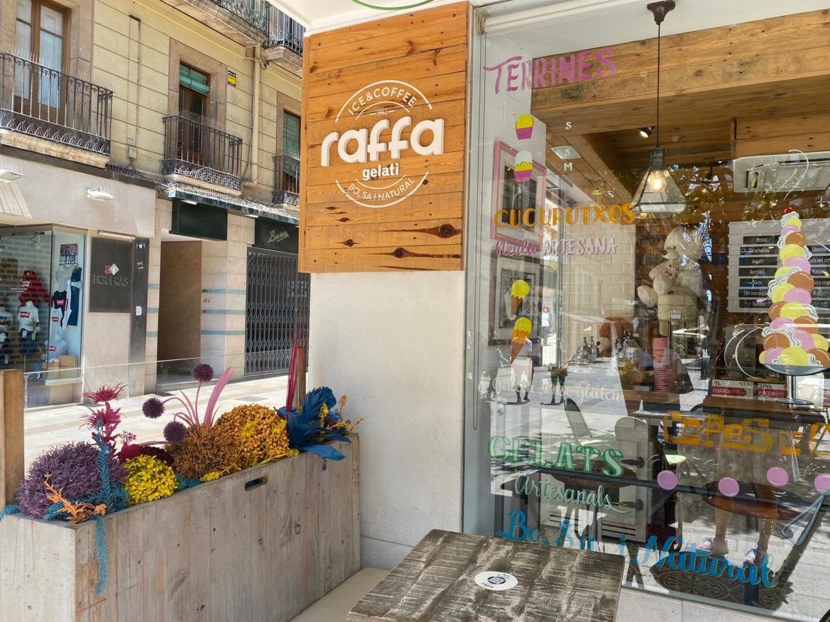 El primer concurs floral de la ciutat Posem-hi Flors! #TGNVilaFlorida té ja gairebé 50 comerços inscrits.