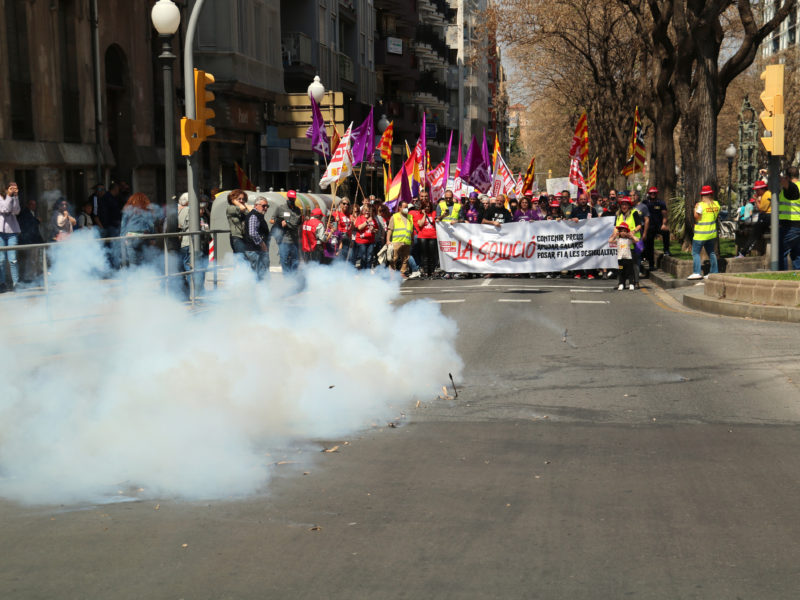 Una traca de petards explota a la capçalera de la manifestació sindical de l'1 de Maig a Tarragona. Autor: Anna Ferràs