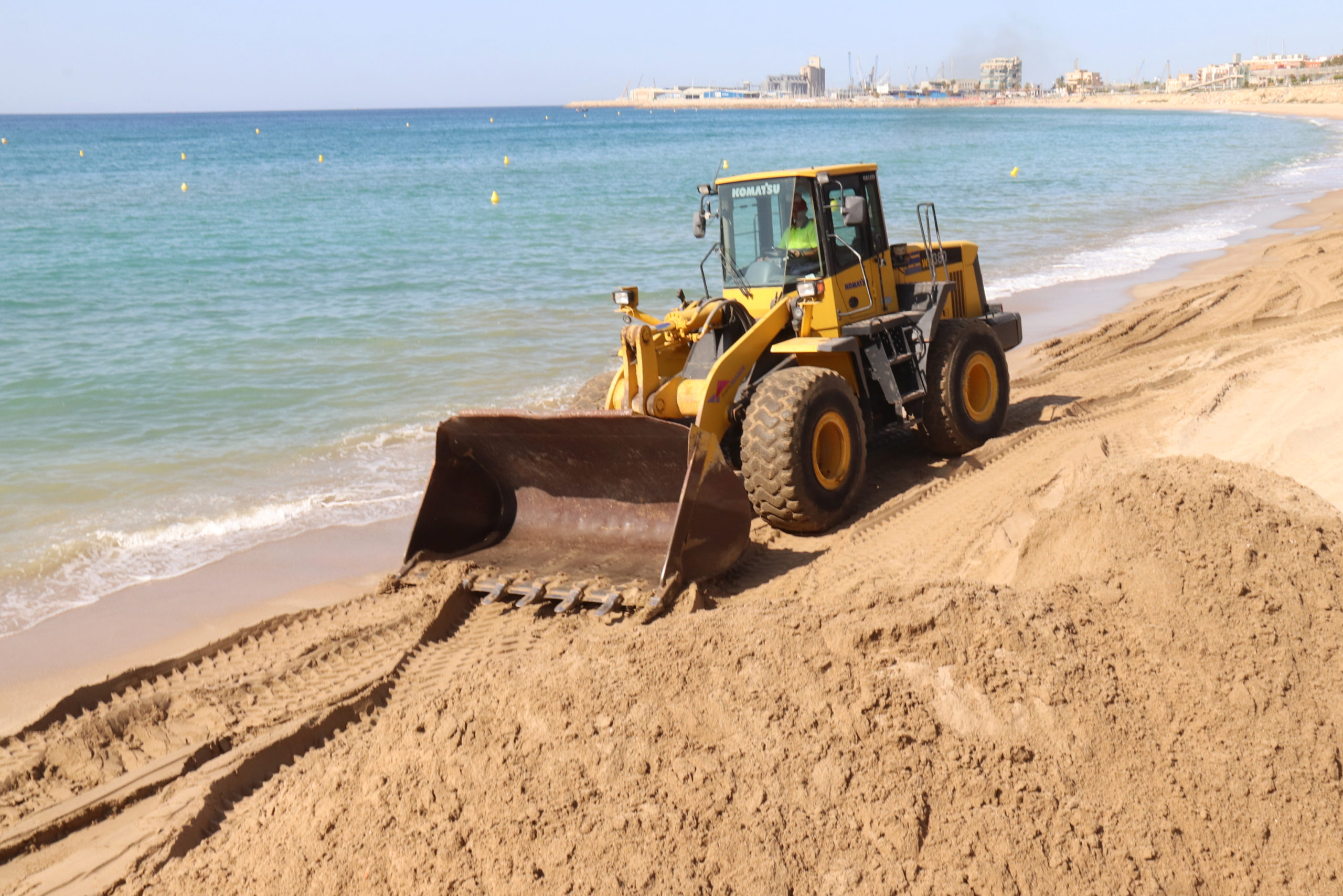 Una màquina mou sorra a la platja del Miracle. Foto: ACN.