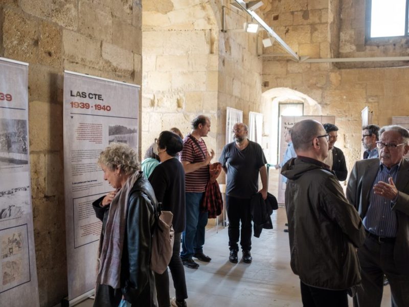 Interior museu amb gent