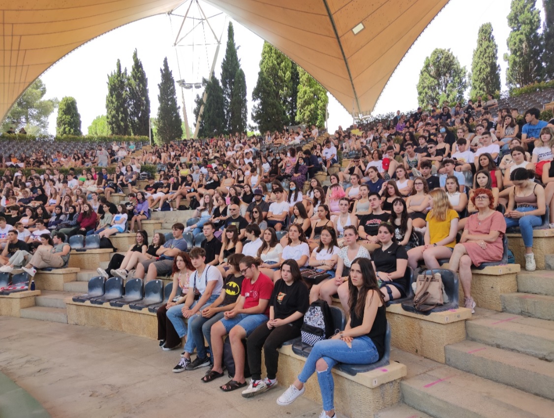 Joves a la graderia d'Auditori del Camp de Mart