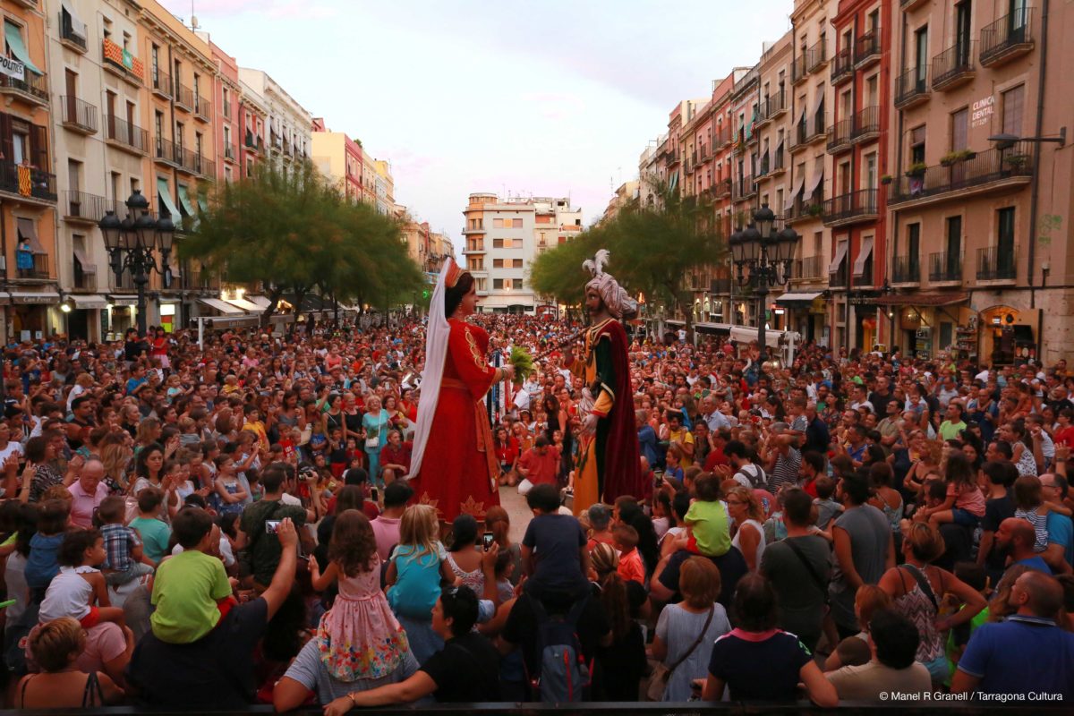 La imatge gràfica de les festes d’enguany han d’inspirar-se en un moment concret de Sant Magí, el ball de gegants del 18 d’agost al vespre. Foto: Manel R. Granell.