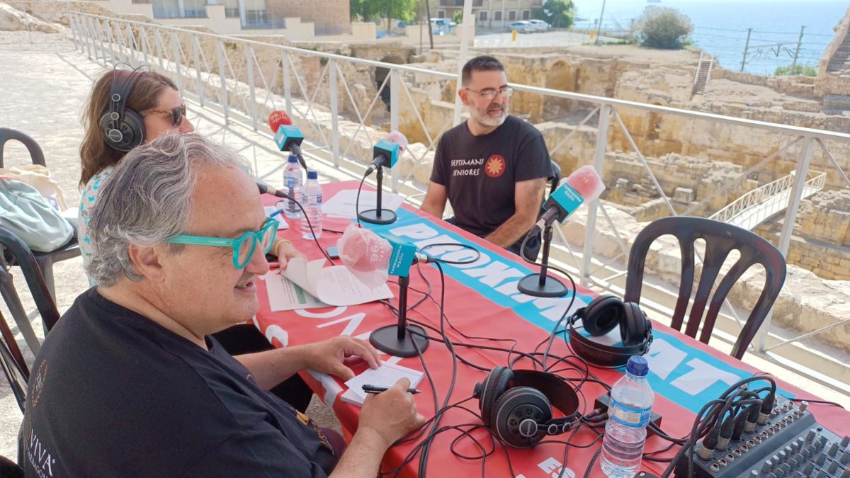 Magí Seritjol, en primer pla, durant l'especial de Tarragona Ràdio sobre Tarraco Viva.