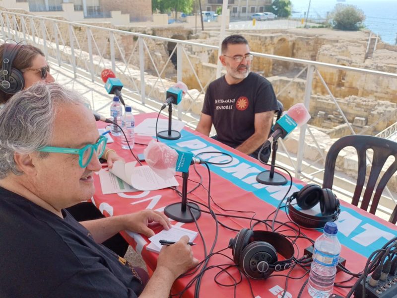Magí Seritjol, en primer pla, durant l'especial de Tarragona Ràdio sobre Tarraco Viva.