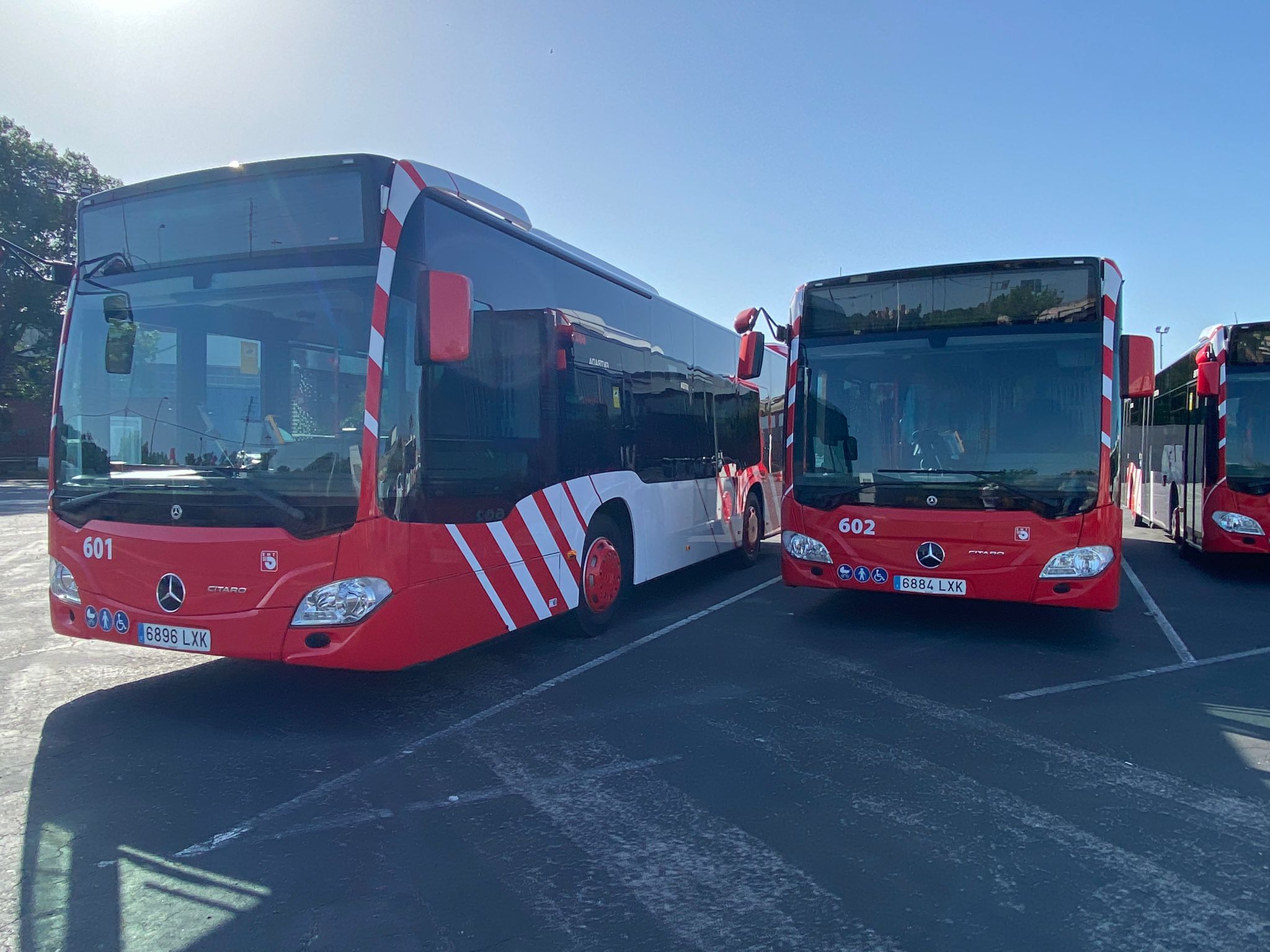 Dos autobusos EMT híbrid