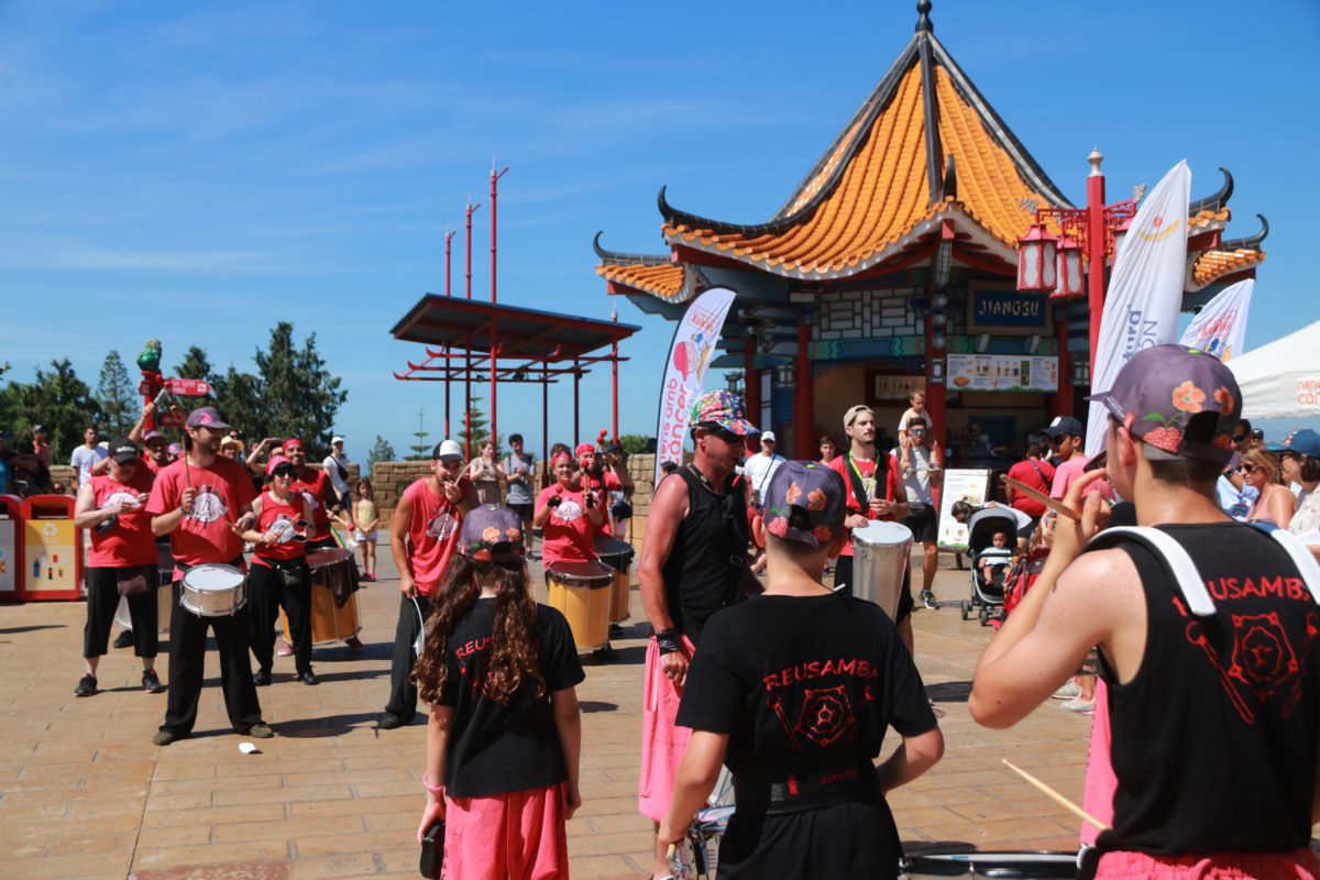 Dos grups de la batucada Reusamba s'han trobat a la plaça de la Xina de PortAventura amb motiu de la festa 'Posa't la gorra!' Data de publicació: dissabte 11 de juny del 2022, 13:31 Localització: Salou Autor: Ariadna Escoda
