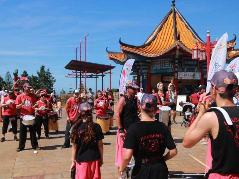 Dos grups de la batucada Reusamba s'han trobat a la plaça de la Xina de PortAventura amb motiu de la festa 'Posa't la gorra!' Data de publicació: dissabte 11 de juny del 2022, 13:31 Localització: Salou Autor: Ariadna Escoda