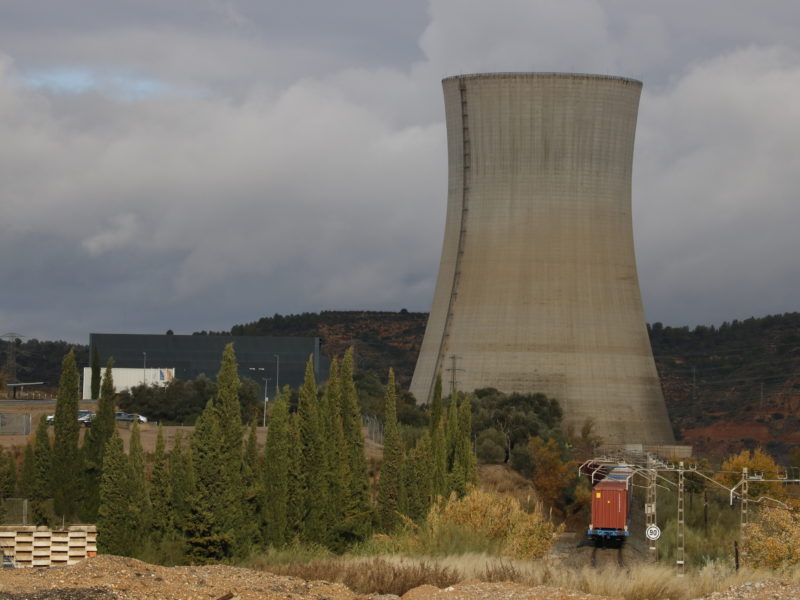 Xemeneia nuclear Ascó + tren de mercadies