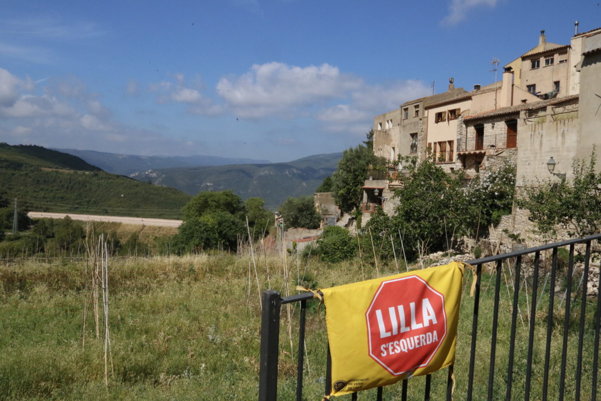 Un cartell denunciant que Lilla s'esquerda, en un punt panoràmic d'aquest poble de la Conca de Barberà afectat per esquerdes, amb les obres de l'autovia A-27 al fons Data de publicació: dilluns 06 de juny del 2022, 13:00 Localització: Montblanc Autor: Núria Torres