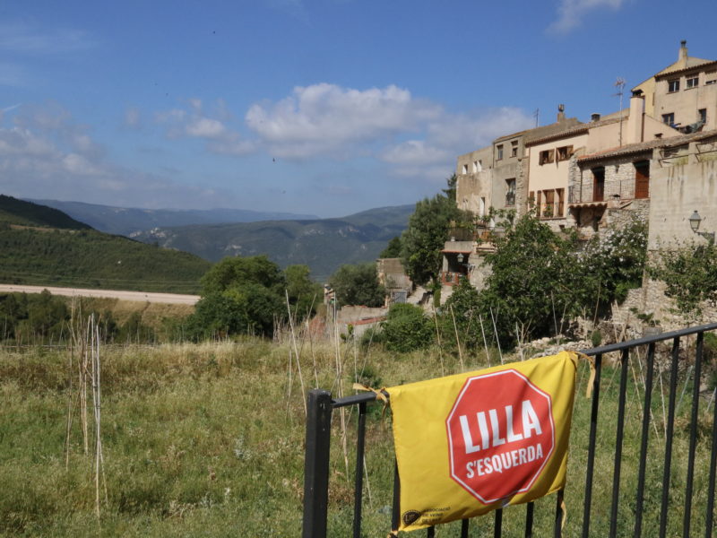 Un cartell denunciant que Lilla s'esquerda, en un punt panoràmic d'aquest poble de la Conca de Barberà afectat per esquerdes, amb les obres de l'autovia A-27 al fons Data de publicació: dilluns 06 de juny del 2022, 13:00 Localització: Montblanc Autor: Núria Torres