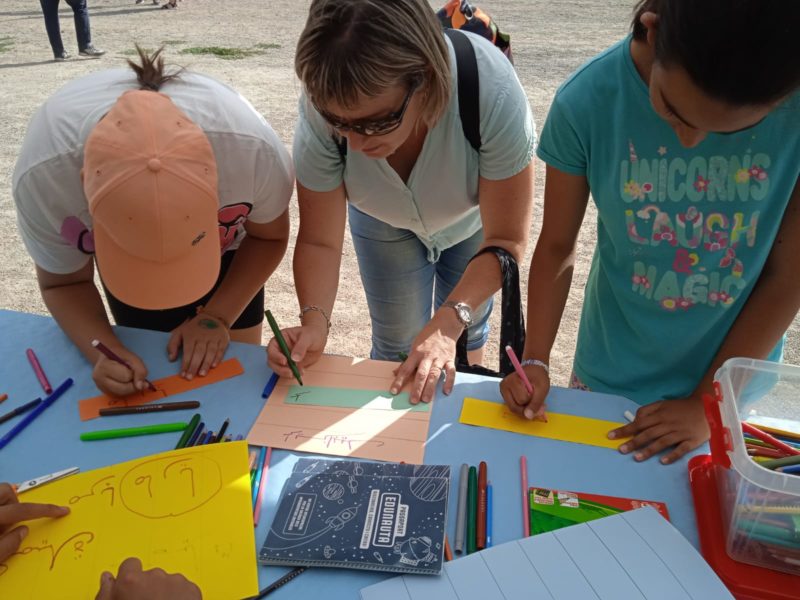 Instant del taller de llengua àrab impartit pels joves del projecte Part Baixa Amunt!