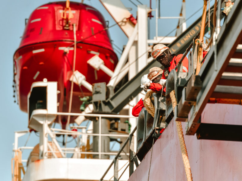 Tripulants d'un vaixell atracat al Port de Tarragona