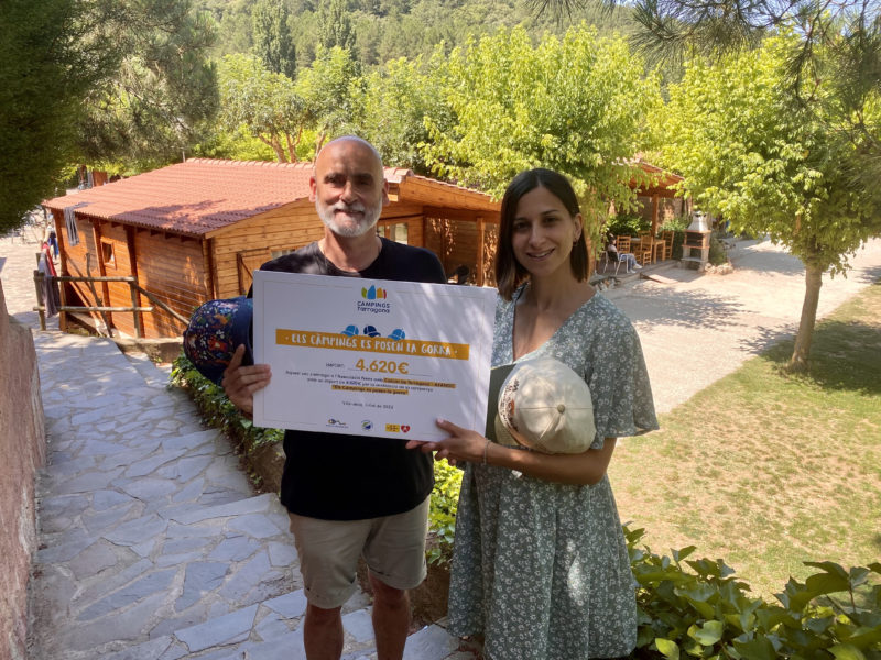 La presidenta dels Càmpings de Tarragona, Mireia Sans fent l'entrega de la recaptació a AFANOC