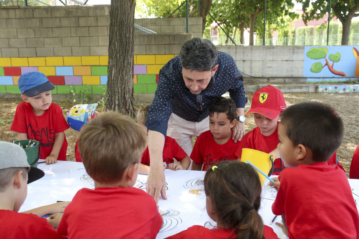Manel Castaño visita el casal d'estiu amb nens 2022