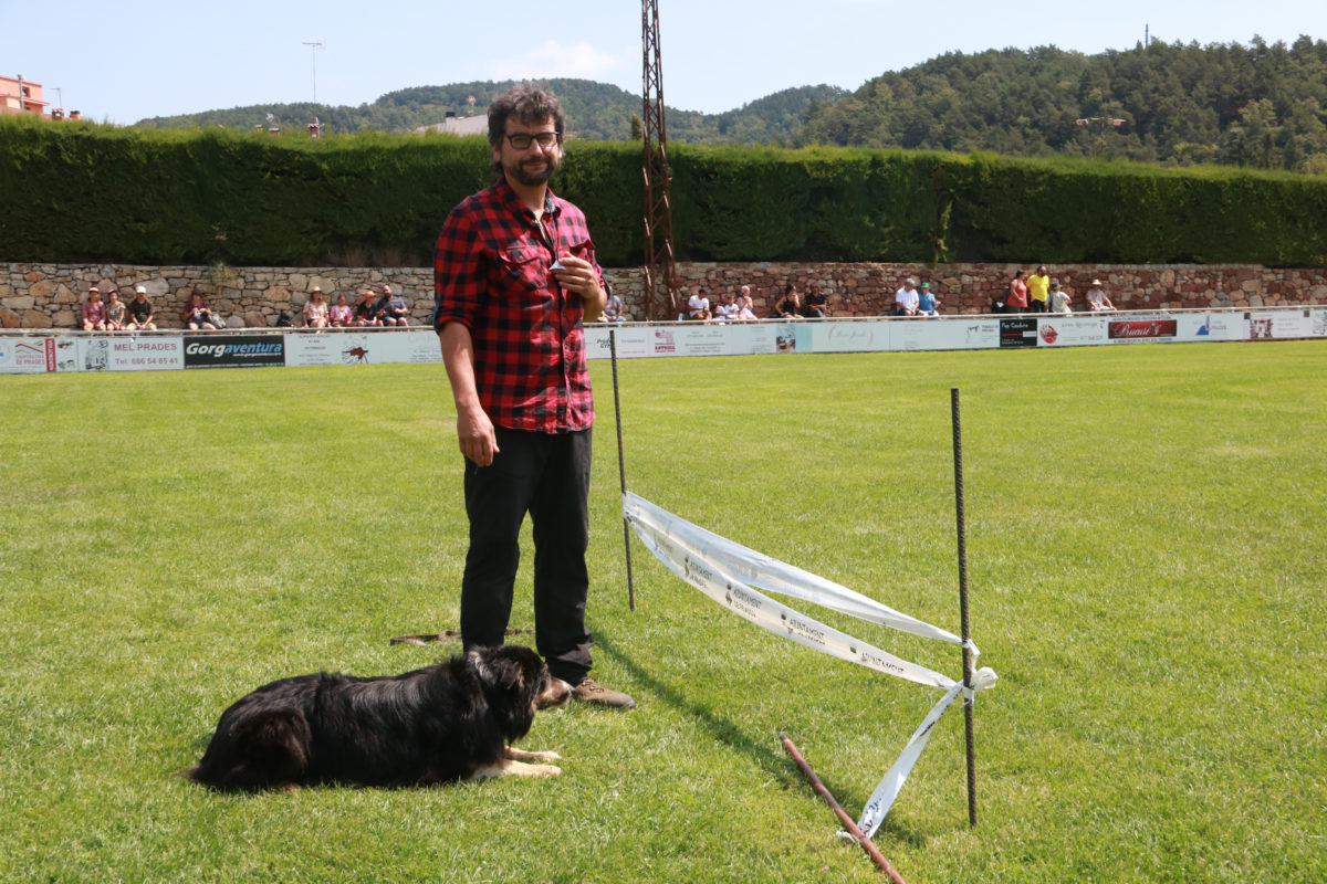 El pastor Moisés Tarrès, de Viladrau, juntament amb el seu gos Mac al 33è Concurs internacional de gossos d'atura de Prades Data de publicació: diumenge 07 d’agost del 2022, 15:03 Localització: Prades Autor: Ariadna Escoda