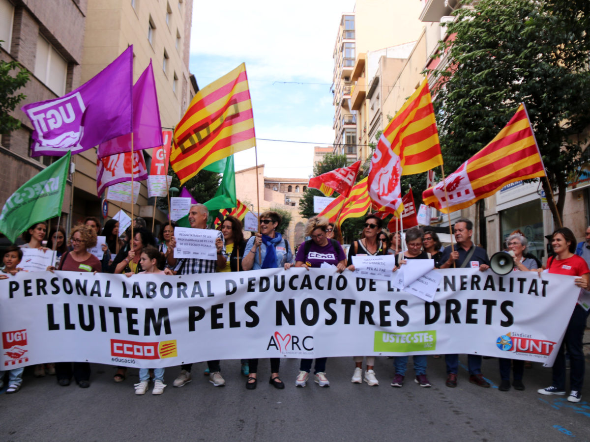 Protestes del personal d’atenció educativa a Tarragona per denunciar la precarietat laboral i exigir millores